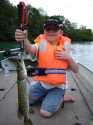 Mon fils de 6 ans 1/2 avec son 1er brochet, pris au chatterbait Mon fils de 6 ans 1/2 avec son 1er brochet, pris au chatterbait